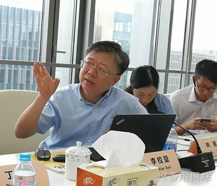 李校堃校⊙长和黄成♧♧钢教授发△言